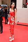 Gospođa Clooney dobro zna da su ovoga proljeća haljine 'posute' cvijećem veliki trend.