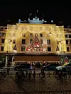 I pročelje hotela sjaji u božićnom duhu