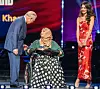 Na humanitarnoj večeri na kojoj je Amal bila modna zvijezda, princ Charles je dodijeljivao priznanja talentiranim mladim ljudima .