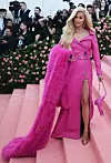 Pjevačica, višestruka dobitnica nagrade Grammy, po crvenom (ružičastom!) tepihu Met Gale prošetala jefantastično utjelovivši Barbie Doll Fotografija: RexFeatures