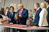 Donald Trump u tvornici Louis Vuitton u Teksasu okružen suradnicima među kojima su kći Ivanka i zet Jared