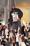 Kanye West na leđima majice ima ispisamo ‘WLM‘