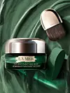 The Deep Purifying Mask s revitalizirajućim ekstraktom algi, morskim mineralima i bambusovim ugljenom, dolazi u kompletu s četkicom za nanošenje i spužvicom za uklanjanje, 144,64 € LA MER