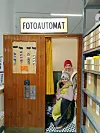 Petra i Viktoria u vintage kabini za izradu fotografija