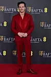 Andrew Scott nosio je crveno odijelo poznatog brenda Berluti
