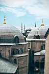 Istanbul ima 3362 džamije, a najvažnije su Ahmedija, Sulejmanija, Fatihova džamija i Aja Sofija u četvrti Fatih