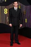 Callum Turner u crnom Burberry odijelu