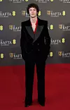 Dominic Sessa u baršunastom odijelu modne kuće Saint Laurent