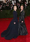 Mary-Kate Olsen i Ashley Olsen, 2014., tema 'Charles James: Beyond Fashion', nose