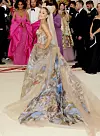 Ariana Grande 2018., 'Heavenly Bodies: Fashion and the Catholic Imagination', nosi kreaciju Vere Wang