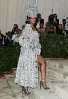 Rihanna 2018., tema 'Heavenly Bodies: Fashion and the Catholic Imagination', nosi kreaciju Maison Margiela