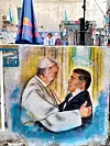 Mural koji prikazuje zagrljaj pape Franje i Maradone