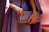 Uz kaput, haljinu i cipele, Letizia je nosila i nešto veću 'clutch' torbicu u sivoj boji.