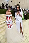 Alexandria Ocasio-Cortez i Aurora James, 2021., tema 'In America: A Lexicon of Fashion', nosi Brother Vellies haljinu s porukom 'oporezujte bogate'