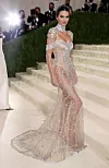 Kendall Jenner 2021., tema 'In America: A Lexicon of Fashion', nosi Givenchy