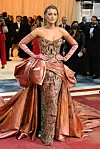 Blake Lively 2022., tema 'In America: An Anthology of Fashion', nosi Atelier Versace. Radi se o jednom od boljih lookova jer je haljina imala 'dva lica'