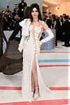 Anne Hathaway 2023, tema 'Karl Lagerfeld: A Line of Beauty exhibition', nosi Atelier Versace