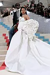 Rihanna i ASAP Rocky 2023., tema 'Karl Lagerfeld: A Line of Beauty', pjevačica nosi Fendi