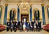 Kraljica Elizabeta II. svom je tajniku Lordu Robertu Fellowesu dodijelila Orden za zasluge koji nose i Sir Roger Penrose, Lord Foster od Thames Banka, velečasni Owen Chadwick, princ Philip, princ Charles, Sir Michael Atiyah, Sir Anthony Caro, Sir Tom Stoppard, Neil MacGregor, Sir Tim Berners-Lee, Lord Eames, Sir David Attenborough, Jacob Rothschild, Lord May od Oxforda, baronesa Boothroyd, Sir Michael Howard, Lord Martin Rees od Ludlowa, prečasni Jean Chretien i David Hockney