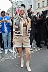 Jessica Wang pokazuje kako bež outfiti ne moraju biti dosadni.