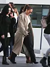 Jennifer Lopez iskombinirala je krem oversized kaput koji seže ispod koljena s bijelom majicom i crnim hlačama