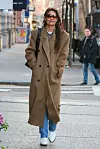Katie Holmes je za šetnju njujorškim ulicama odabrala je casual look, u koji je ukomponirala smeđi oversized kaput