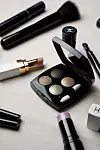 Oči su istaknuli bež sjenilom Les 4 Ombres 388 Eclat De Nuit i maskarom Le Volume Revolution De Chanel 10 Noir