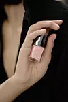 Za kraj, kako bi upotpunili look balerine, na nokte su nanijeli lak Le Vernis u Skieuse, mat ružičastoj boji