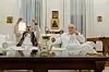 Jonathan Pryce kao papa Franjo II. i Sir Anthony Hopkins kao papa Benedict XVI. u filmu 'Dvojica papa'