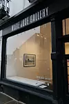 Izložba je otvorena u Galeriji Marie José, intimnoj boutique galeriji s izraženim humanitarnim usmjerenjem