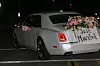 Nakon slavlja, mladenci su se odveli u bijelom Rolls Royceu.