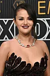 Selena Gomez je upečatljivu haljinu i dijamantnu ogrlicu dodatno podigla vamp make-upom