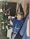 Prva sjećanja veže uz kićenje bora, mirise iz mamine kuhinje, pisanje pisma Djedici, uzbuđenje zbog iščekivanja poklona na blagdansko jutro...