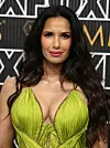 Padma Lakshmi je s jarko zelenom haljinom skombinirala neonsko ružičasti ruž i sjenilo za oči