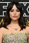 Jenna Ortega odmaknula se od svog uobičajenog stila gotičke princeze, ali je i dalje zračila elegancijom