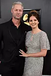 Lana DelRey s bivšim dečkom Sheanom Larkinom na početku 2020.