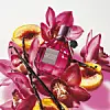Flowerbomb Ruby Orchid obogaćen je vanilijom i breskvom