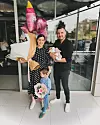 Stjepan Vukadin sa sinčićem Gabrielom, suprugom Katarinom i tek rođenom Eli ispred splitske bolnice