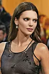 Model Kendal Jenner - poput druge osobe s izbijeljenim obrvama.