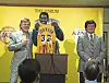 U serijalu ‘Vrijeme pobjede: Uspon dinastije Lakersa’, koji se prikazuje na HBO-u Max,. John C. Reilly glumi Jerryja Busa, tadašnjeg vlasnika Lakersa, Quincy Isaiah je Magic Johnson, a Jason Clarke Jerryja Westa.