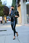 Hailey Bieber u Saint Laurent lakiranim tajicama Fotografija: Profimedia