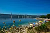Jedinstven ugođaj plaže s pogledom na Pelješki most