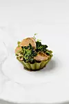 Tartlet od graška s tartarom od bukovača, estragona i jabučnog octa, s kremom od crnog češnjaka i čipsom kelja
