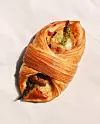 Novo Danish pecivo punjeno je šparogama, bešamel umakom i kozjim sirom