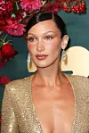 Supermodel Bella Hadid izjavila je kako kod fotografiranja uvijek radi mewing