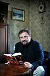 Zagreb 180512. Spisatelj Zoran Feric snimljen u svom omiljenom citalackom ambijentu - vlastitom stanu. Foto: Boris Kovacev / CROPIX