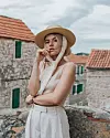 Bež nijanse, ženstveni detalji i cool stav čine Petrin stil