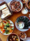 Među specijalitetima su sarmice od vinove loze i tanki kruh lavash
