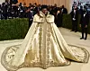 Impresivna haljina koja je direktan nastavak na estetsku grandioznost koju inače promovira