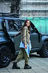 Jakna RAIINE i hlače RABENS SALONER, sve Garderoba Concept Store; potkošulja, košulja i remen, sve ZARA; čarape H&M čizme DR. MARTENS; nakit iz fundusa stilistice